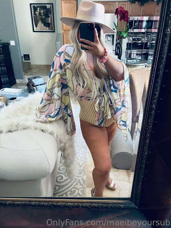 Inside cooling off before I go back out to the pool! 🥵💦
