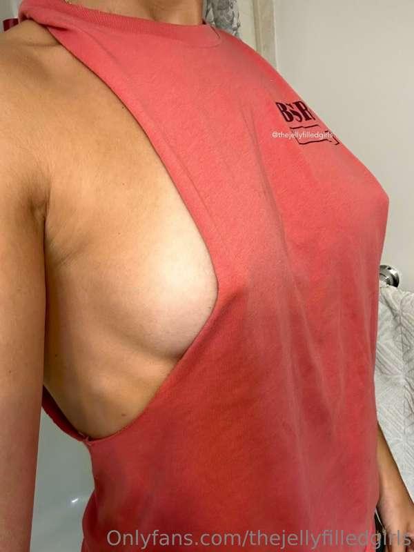 We love a good side tit & we also love a good muscle tank th..
