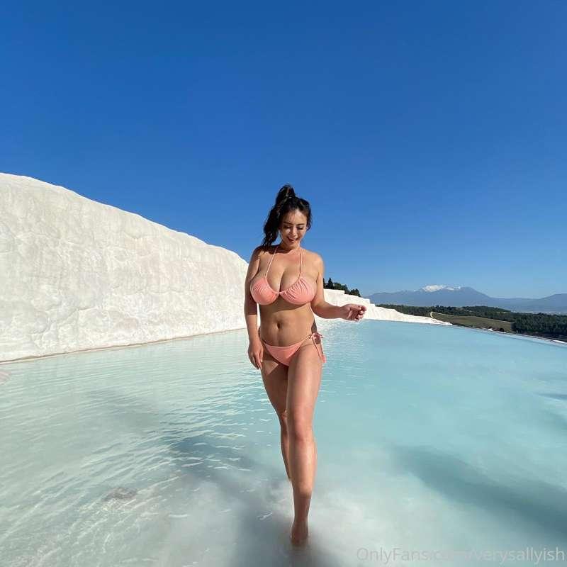 Hi loves 💕 my exclusive content can only be accessed via DM,..