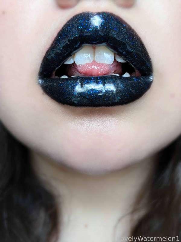 Here's the look for custom color Tuesday! 😄 Super sparkly and pretty black! Definitely ultra glossy and kissable too hehe. Thoughts?

#FYP #LipstickFetish #Lipstick #Lips #LipGloss #MouthFetish #Mouth #Oral #Tongue #Tease #UpClose #Kisses