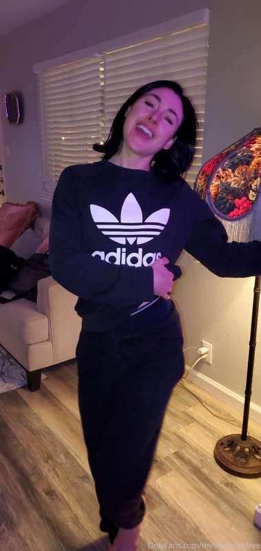 Want to see what's under my cute sweats?? Check your DMs