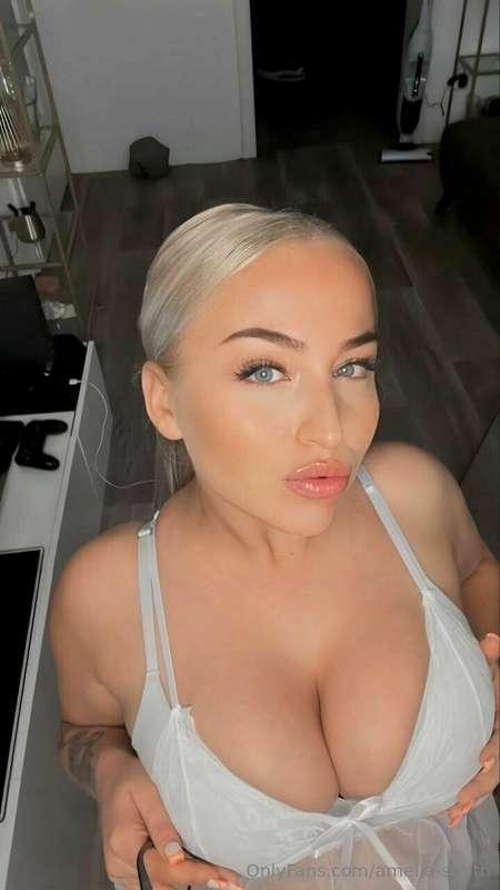 your delivery of a blonde bhadie just arrived 😈
