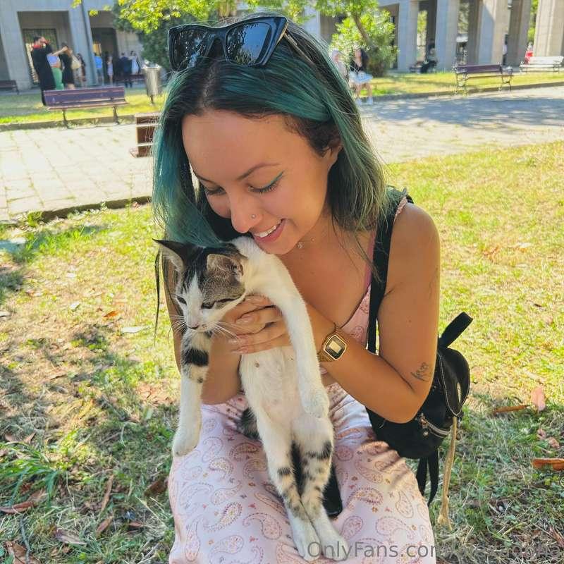 Saw this cute little kitty at the campus earlier 🐱  now you ..