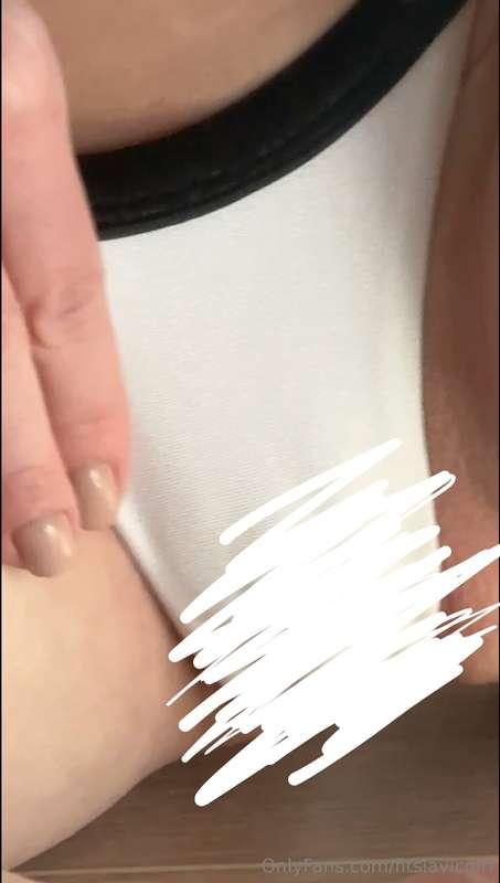 GIFT 🎁 hot video where i rub my wet pussy💦, showing my tits ..