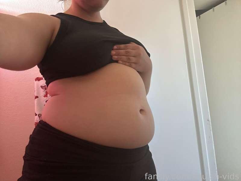 wishing someone would buy me a meal...or two...or five...🐖

#fattenmeup #makemefatter #feedee #lookingforafeeder #feederwanted #chubbygirl #bigbelly #mombod #gainer #wgkink #bellykink