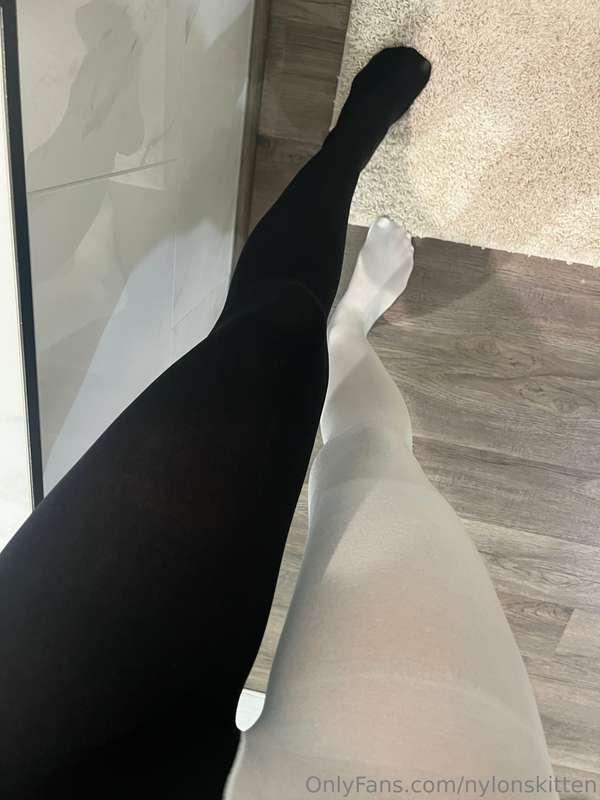 🎥 Wet Look in my black&white tights last night 🖤🤍 Which leg ..