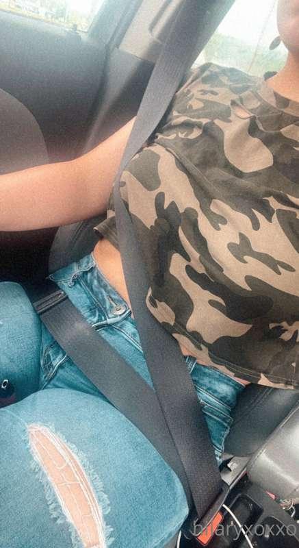 Wanna see my titties while I’m driving? 🙈🙈