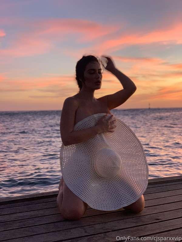 Come 💦 watch the sunset with meeee 😈