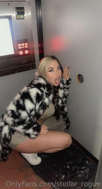 A little Gloryhole for your glorious Monday! 💦😝 
Video will ..
