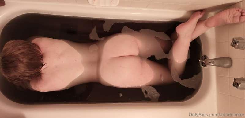 Who says you can't have cake in the bath? 🍰🎂