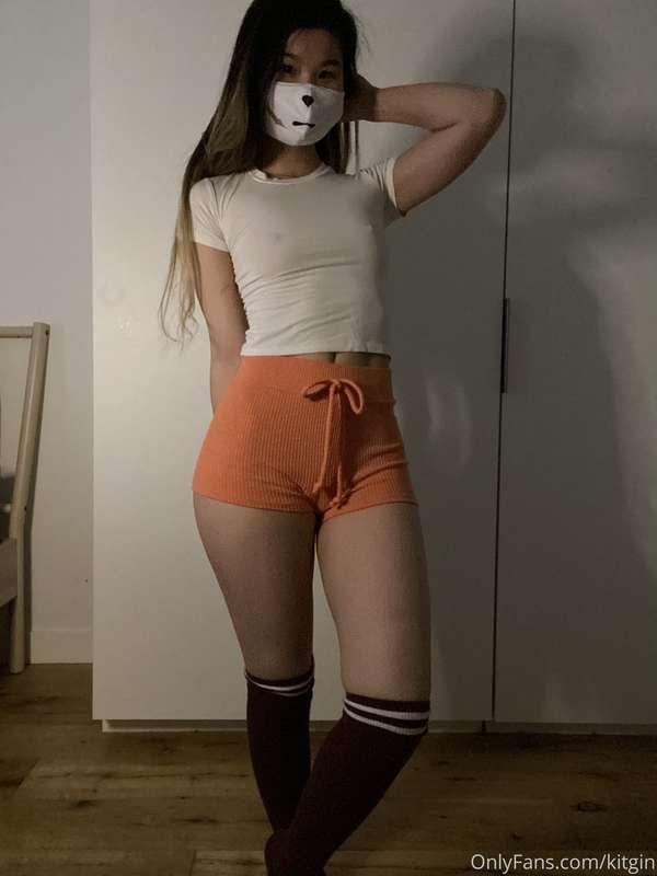 Happy Tuesday hope you like my fit :) working a few night sh..