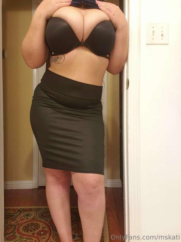 Good Evening!! Just showing off this thick booty for you! 🍑 ..