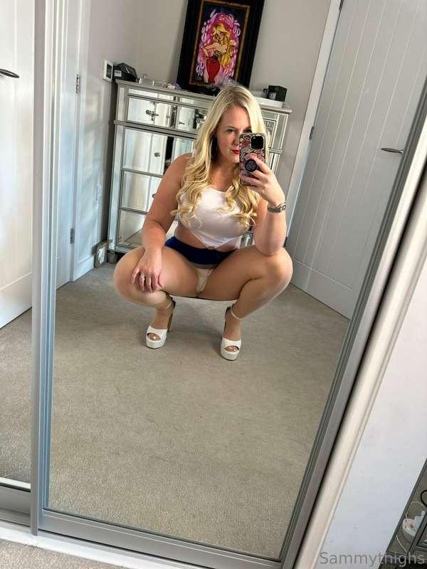 Pantyhose, upskirt and heels 🤤