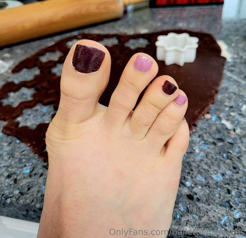 Toes on the counter- cookie edition 😋 🍪👣