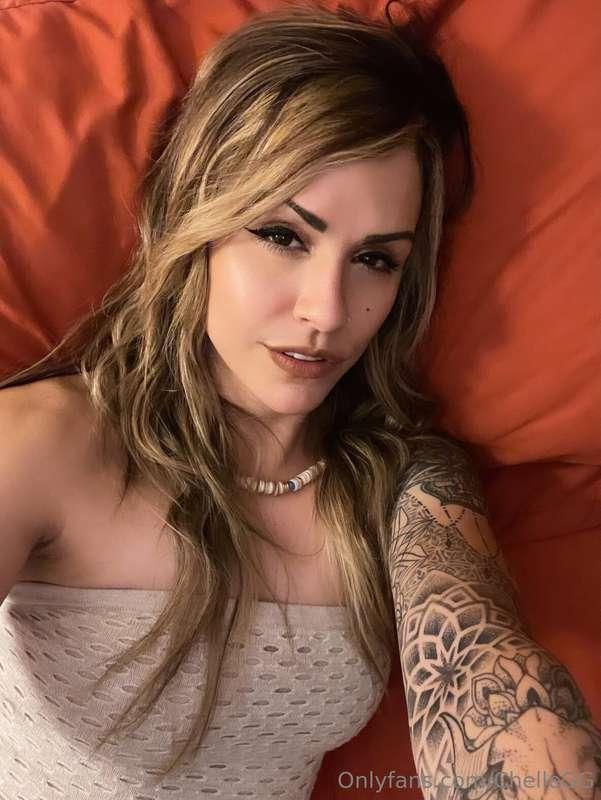 Wishing it was you in my bed. 🧡