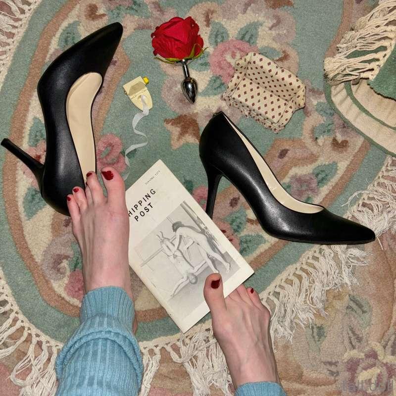 free feet 
foot art
objects in my room