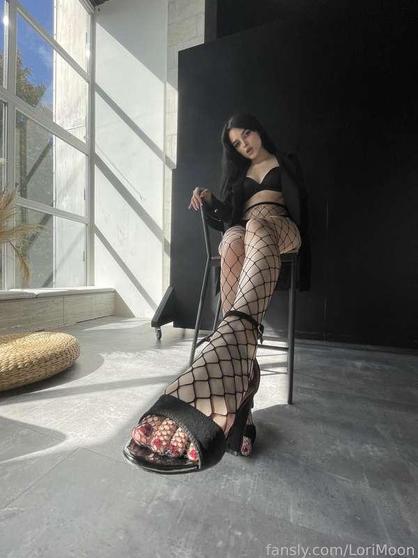 Wanna be trampled by my foot?




💙 #crush #feet #toes #soles #pantyhose #stockings #heels #goddess #mistress #femdom 💙