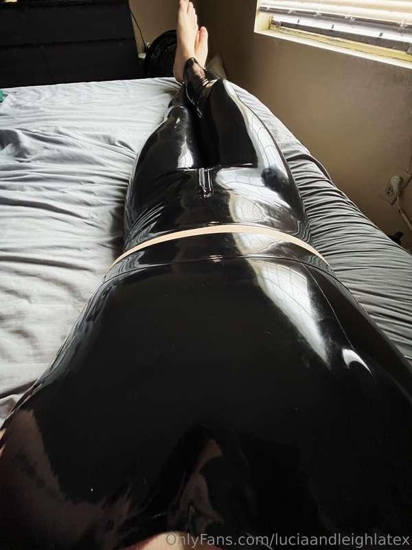 My view this morning 🥰  Leggings and crop top are about to b..