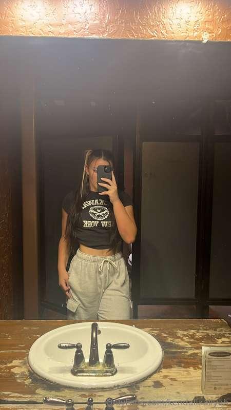 Do you like what I'm wearing here? Yes or yes? 😜🤳