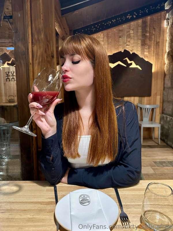 🍷🤤tasting a delicious wine, do you like to feel its aroma be..