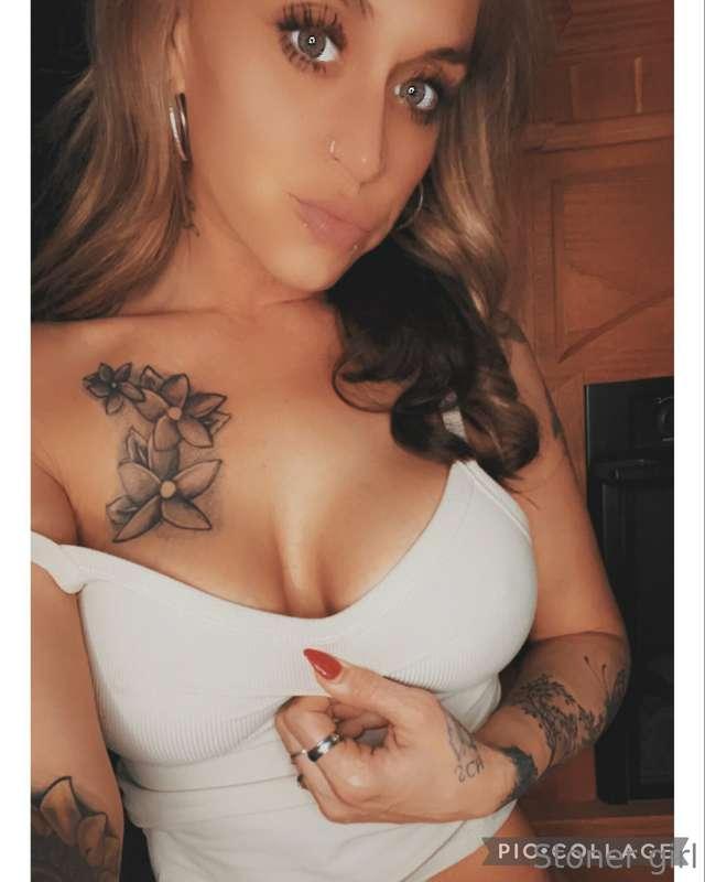 Happy titty Tuesday! Love this pic! Hope y’all do too!! SHOW..