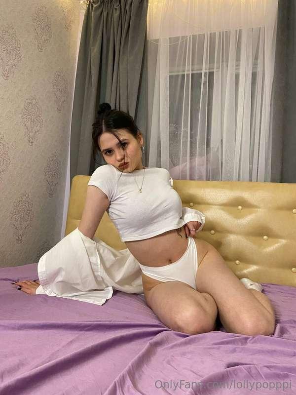 😍 Why you look at me so horny, master? 🥵 Am I too cute today..