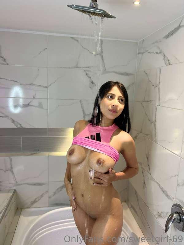 Me masturbo tocando mis deliciosas tetas  imaginando que tú ..