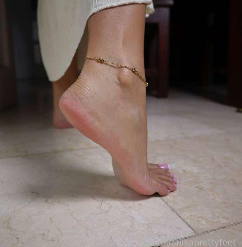 anikaprettyfeet_ image #2