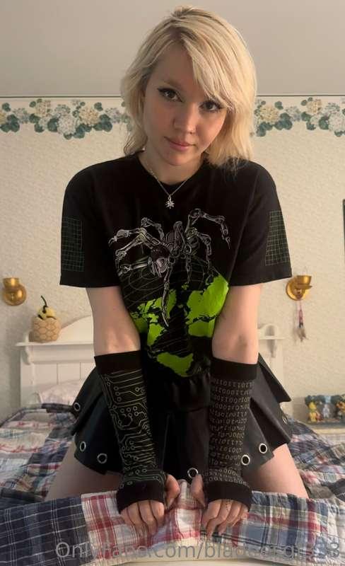 do u like emo girls? ^_^ (unlock for 13 minute emo girl JOI ..