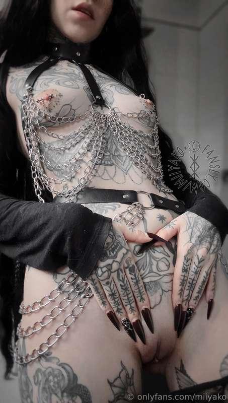 End your day eating some yummy goth pussy 👅