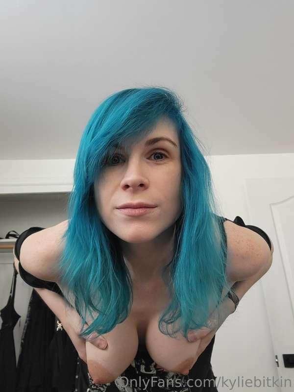 Can you see how much my right boob has gro2n recently?  It's..