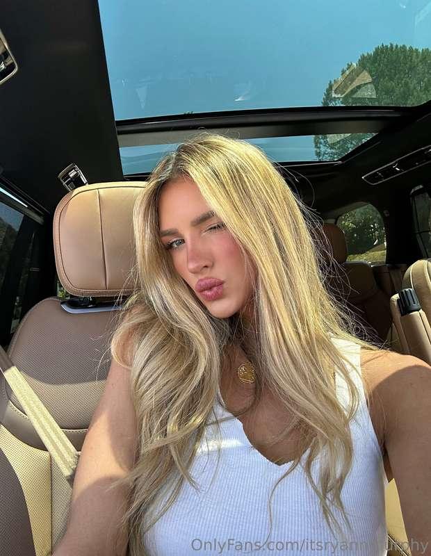 Heating up the feed with a little kiss 💋🔥