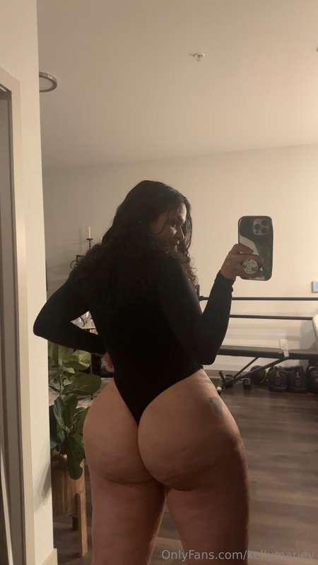 Would you let me sit on your face ? 🥵👀