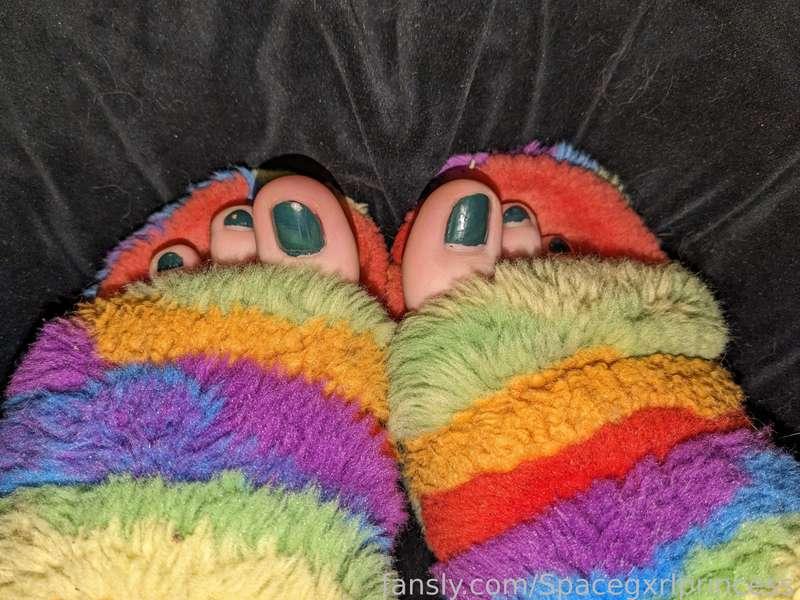 Cute toes 🌈