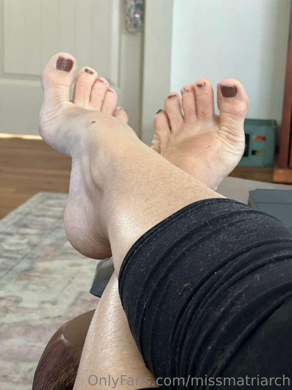 Halloween themed pedi time!! Any suggestions for me? I’m thi..