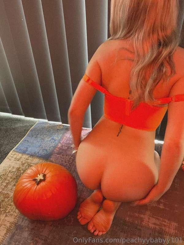 spooky season is around the corner🎃🍑😱
who wants to get FREAK..