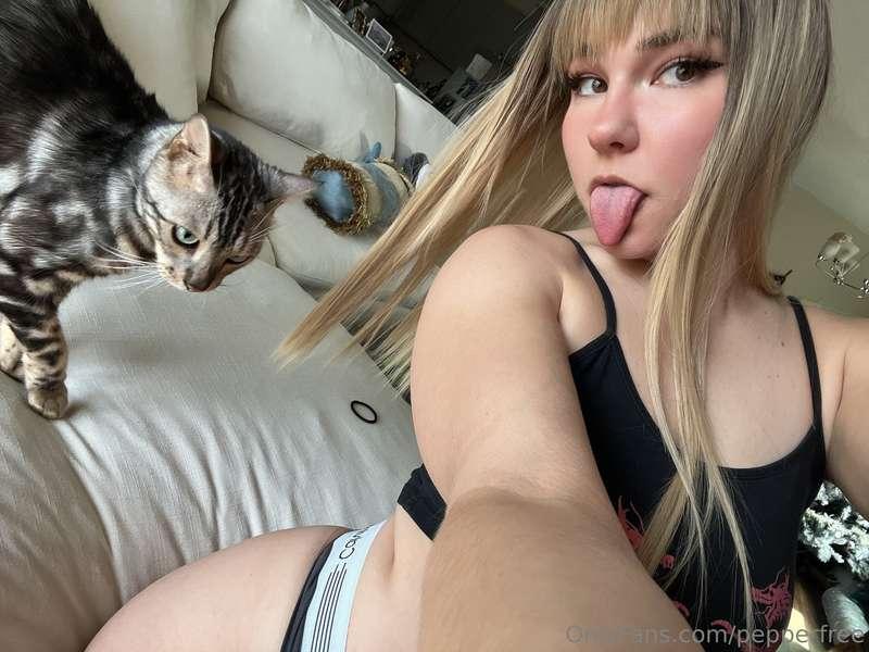 how about two pussies for tonight? 🐱😜