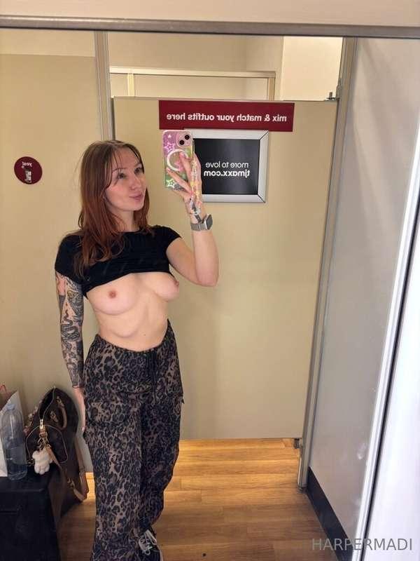 titty pics at the mall :)