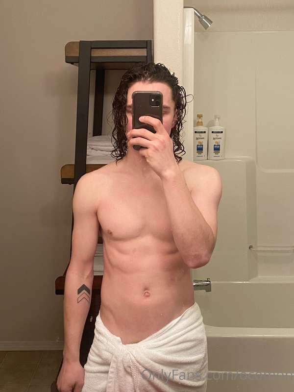 Took a quick rinse after spending some time in the hot tub 🥵..