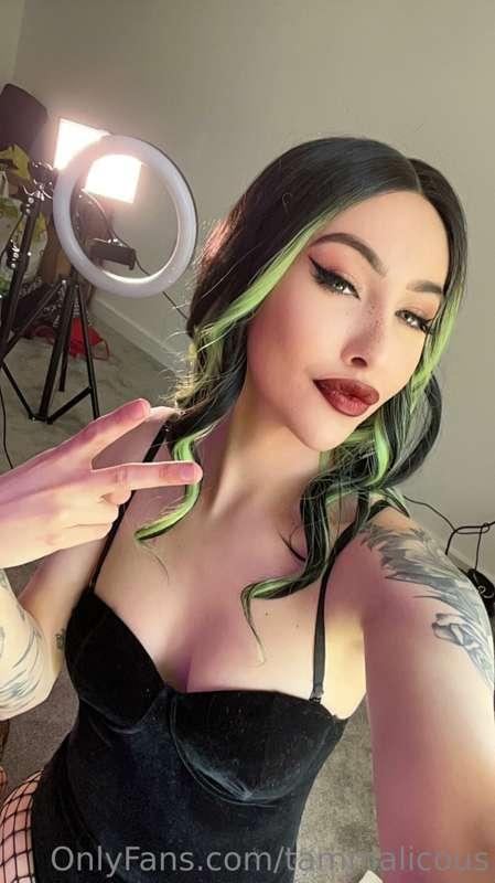 Are we loving this hair? 💚