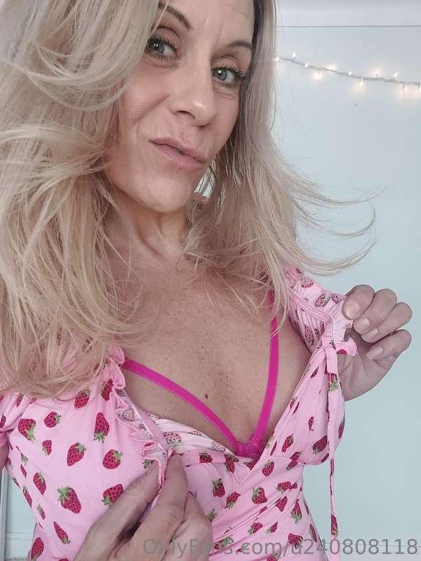 Pussy lover? You'll love this.. it's a bunch of sexy pics an..
