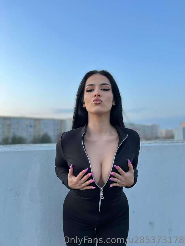 I bet you can't maintain straight eye contact wtih me 🤪 You'..