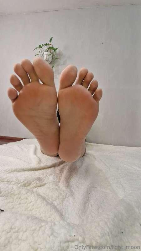 good morning my dear puppy! time to lick mommy's feet 🥵😘💖