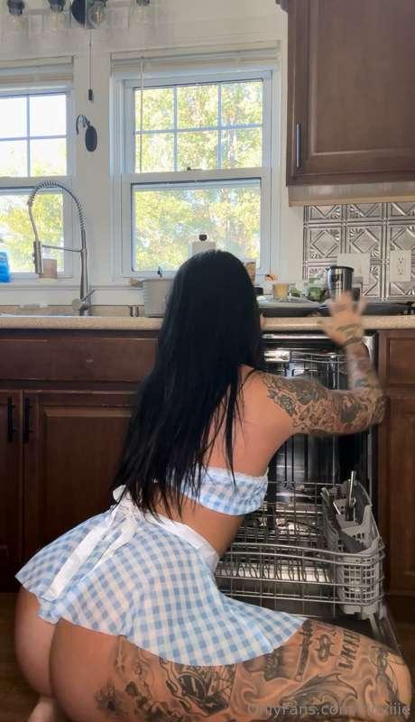 Watch me be a dirty little girl while washing dishes, a vide..