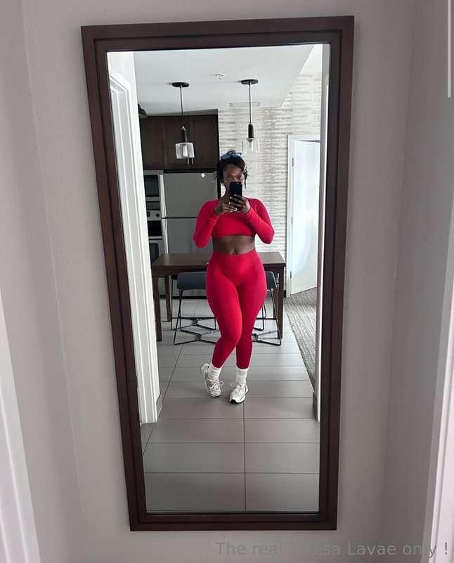 Want to see my pussy while I’m working out 🙈🙈