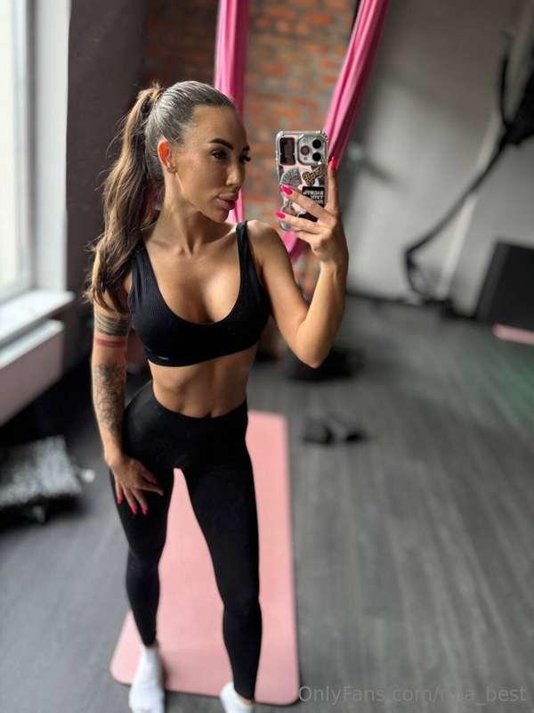 Today I decided to wear a black tight outfit to the gym😘, to..