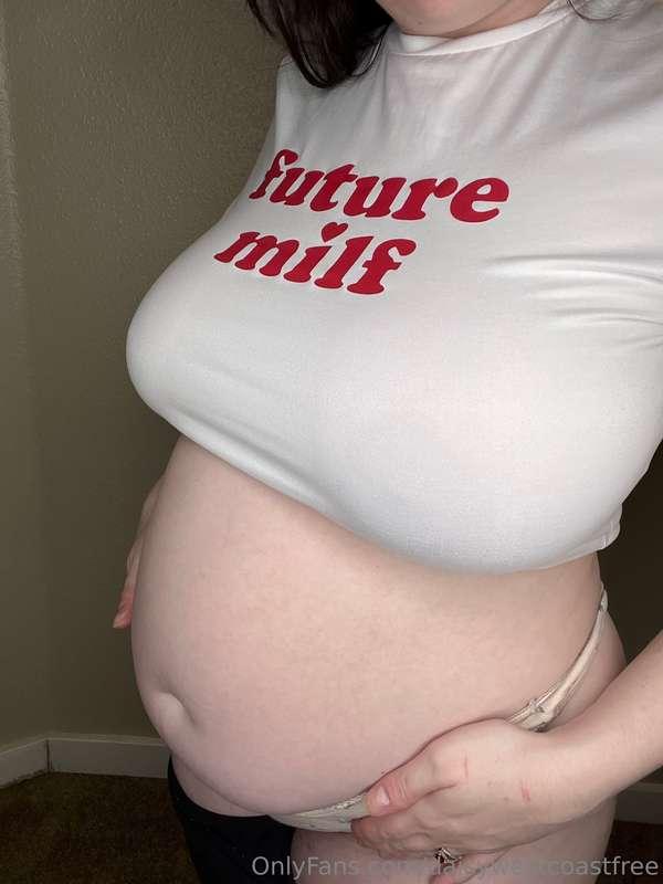 Which is sexier, my huge, swollen titties or my baby bump? 🤰..