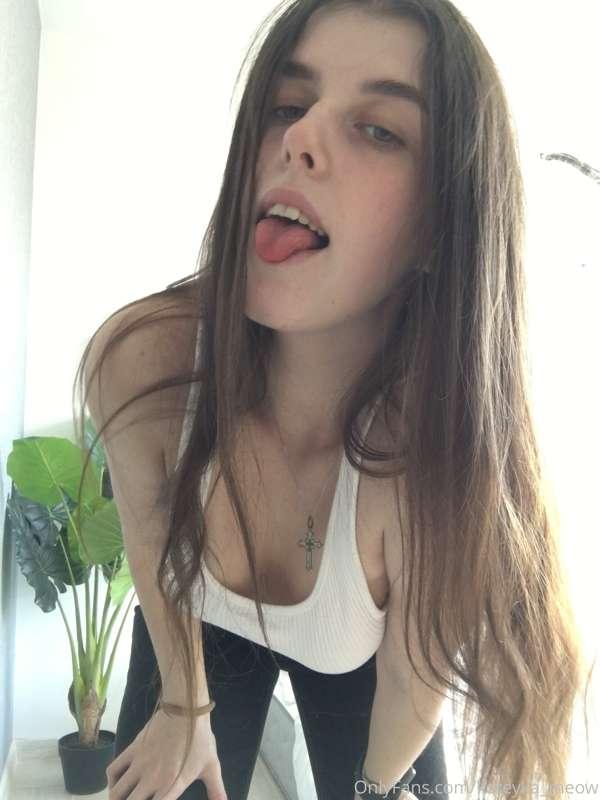 I want to take your morning standing cock in my mouth💦💦🤤