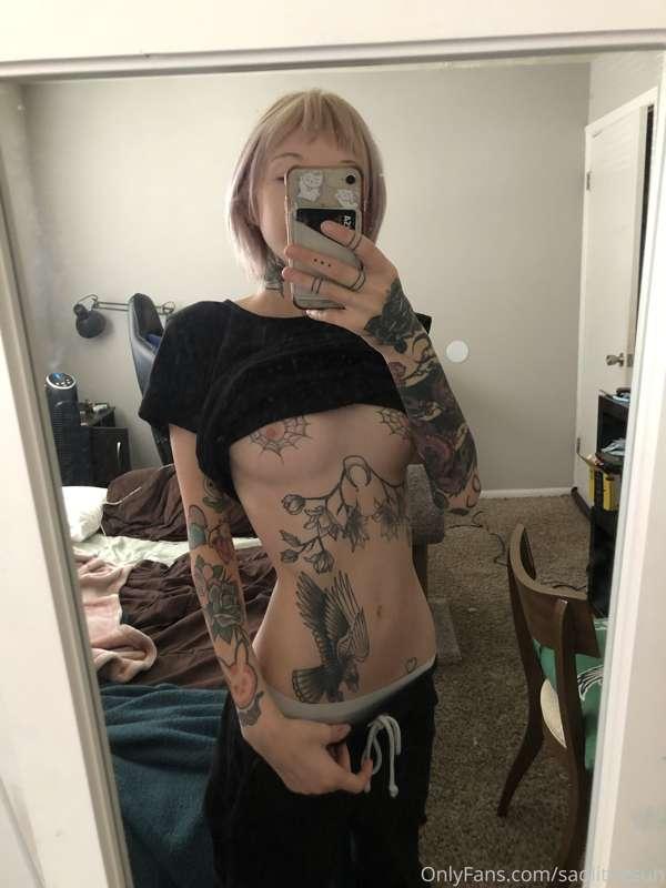 good morning i feel rlly weird but here’s some nudes !!! 💗💗💗