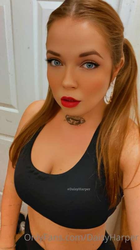 Do you want to workout with this hot baddie? 😈